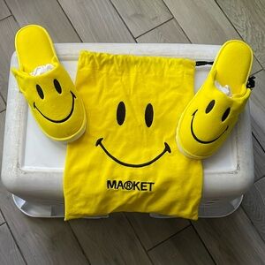 Brand new market yellow smiley slippers